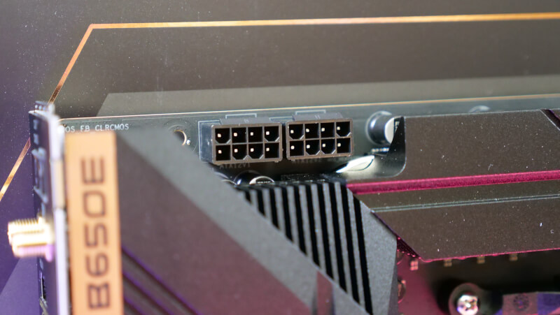 ASRock B650E TaiChi to otte pins PCIe power stik til CPU.JPG